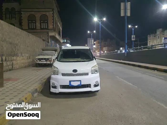 Toyota Voxy 2015 photo 2