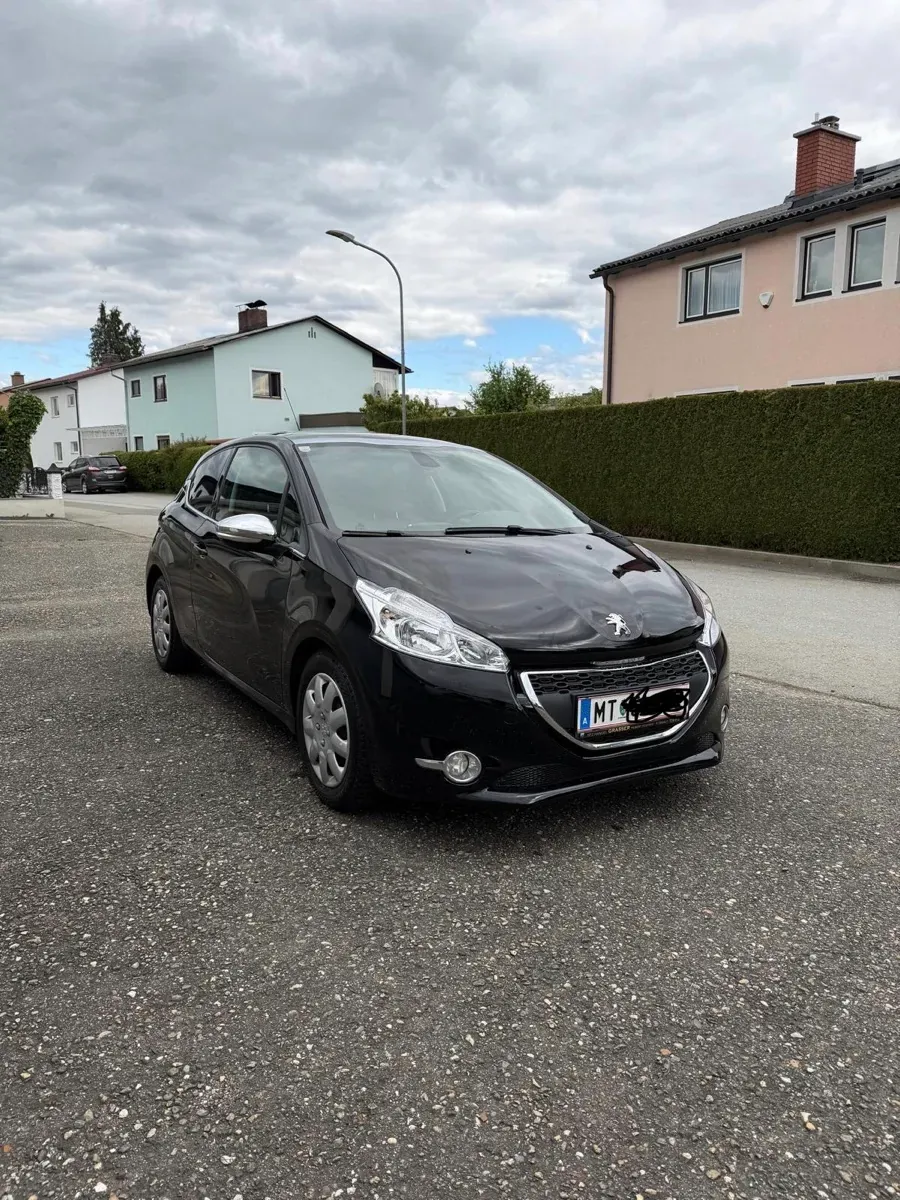 Peugeot 208 2012 photo 2