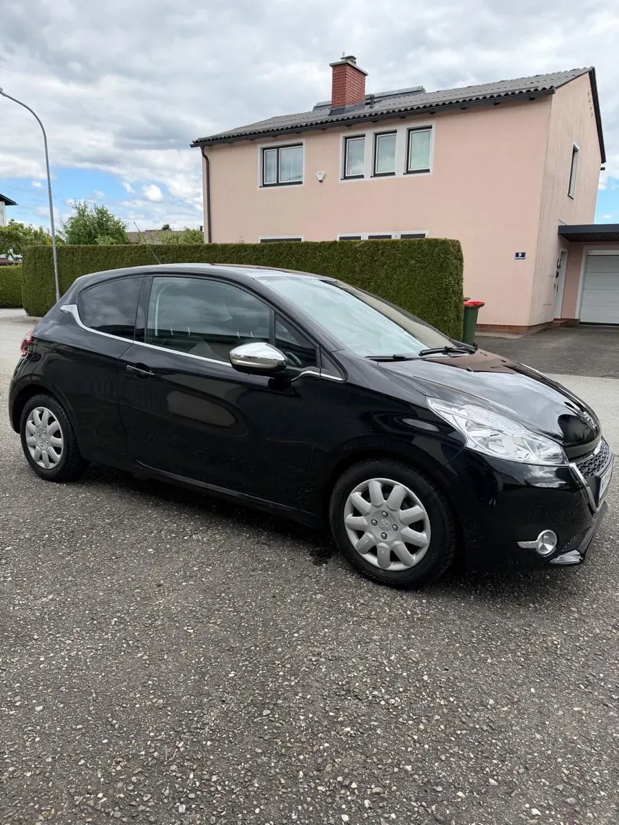 Peugeot 208 2012 photo 3