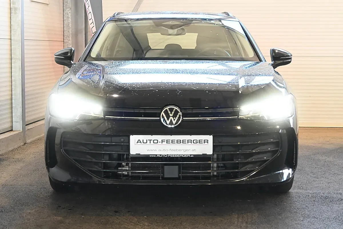 Volkswagen Passat 2025 photo 2