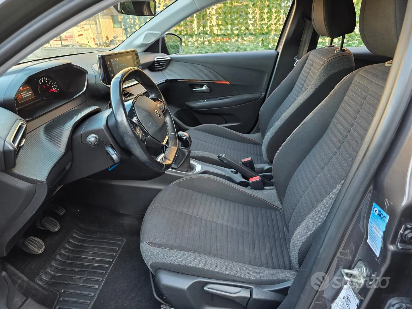 Peugeot 208 2021 photo 2