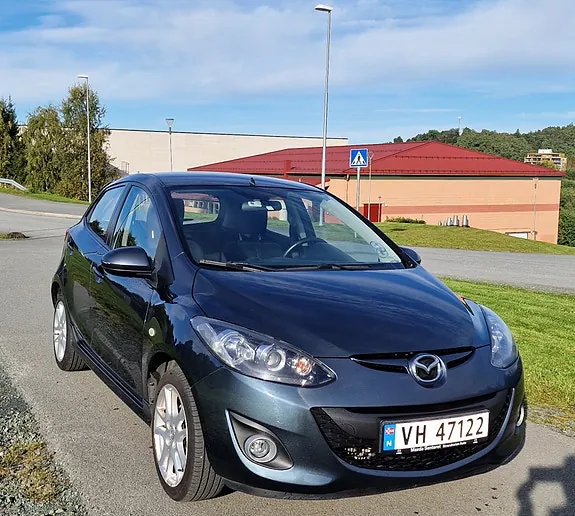 Mazda 2 2012 photo 2