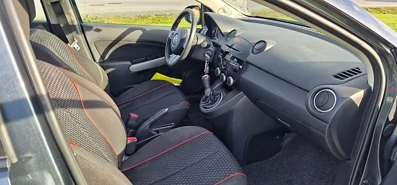 Mazda 2 2012 photo 4