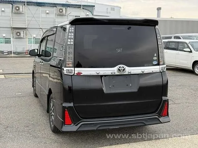 Toyota Voxy 2017 photo 3
