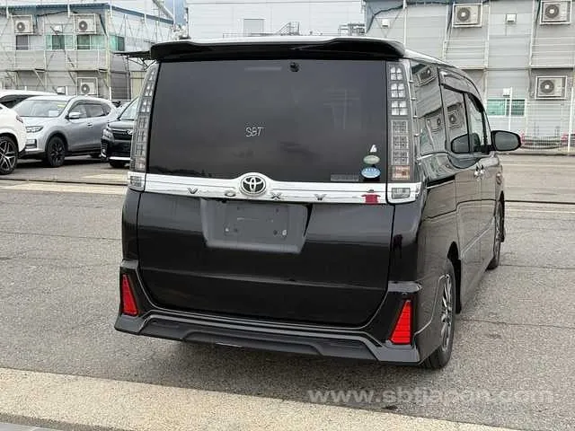 Toyota Voxy 2017 photo 4