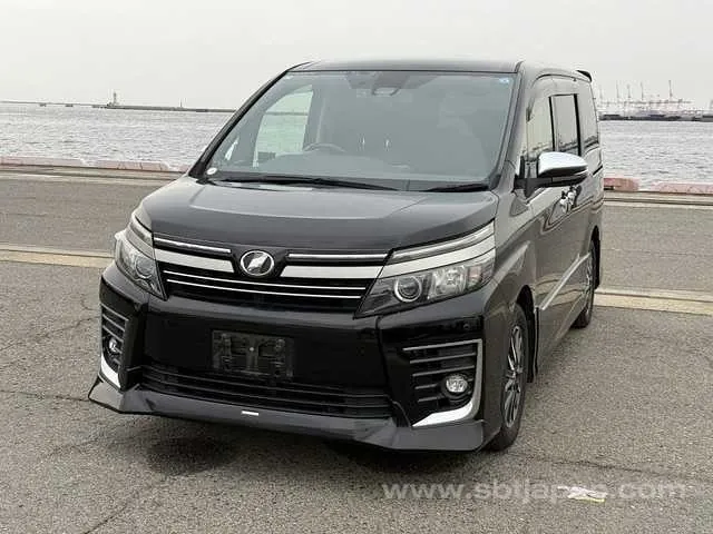 Toyota Voxy 2017 photo 2