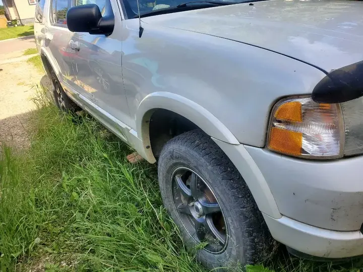 Ford Explorer 2004 photo 4