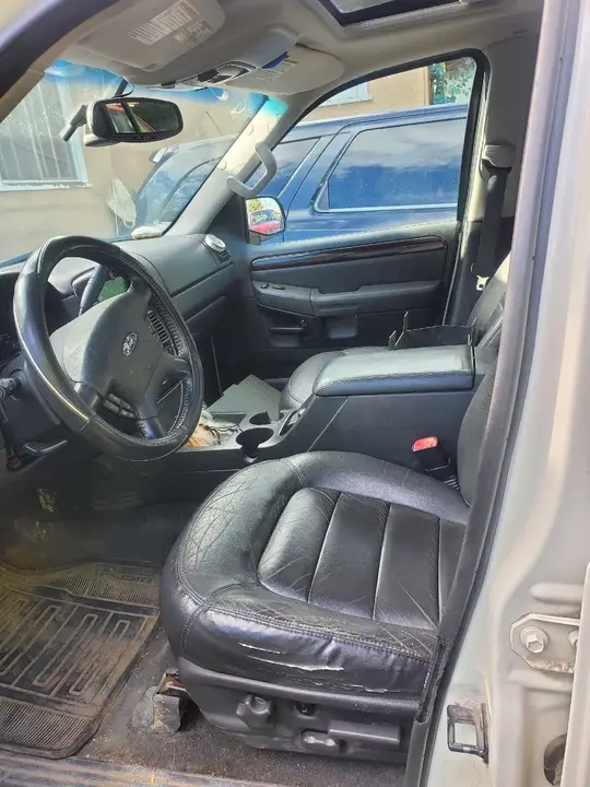 Ford Explorer 2004 photo 2