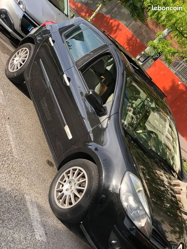 Renault Clio 2006 photo 2
