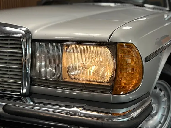 Mercedes-Benz 230 Ce 1982 photo 4