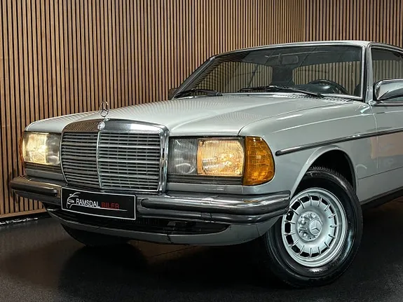 Mercedes-Benz 230 Ce 1982 photo 2