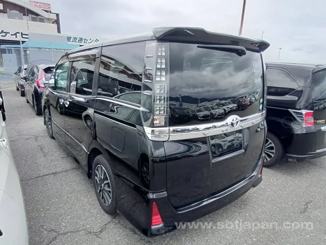 Toyota Voxy 2015 photo 3