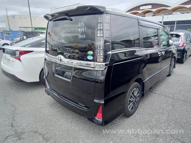 Toyota Voxy 2015 photo 4