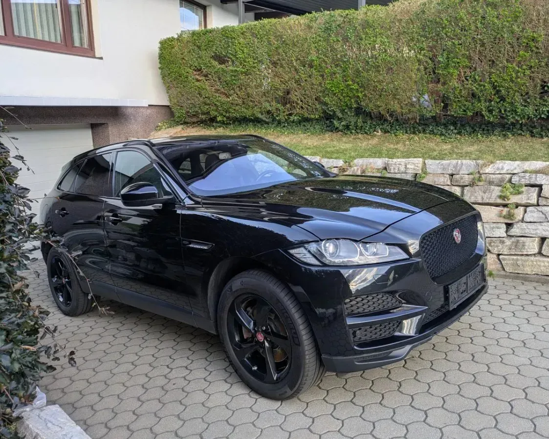 Jaguar F-Pace 2017 photo 2