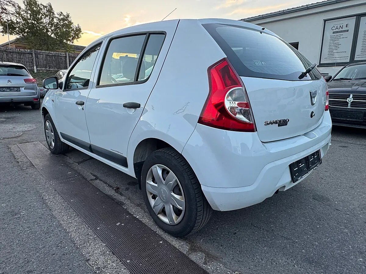 Dacia Sandero 2010 photo 3