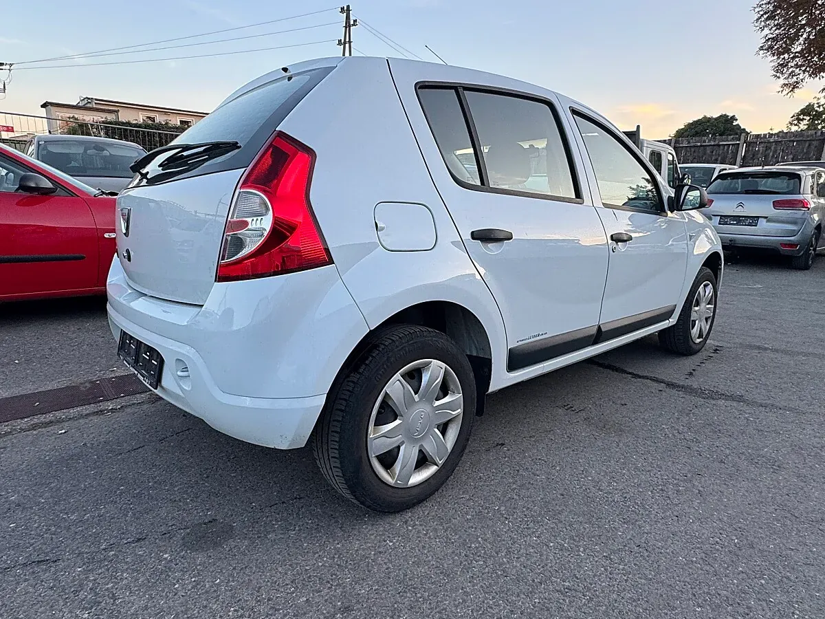 Dacia Sandero 2010 photo 2