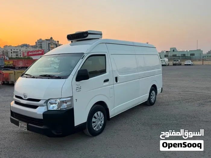 Toyota Hiace 2014 photo 2