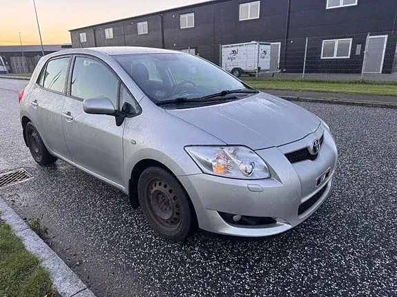Toyota Auris 2010 photo 2