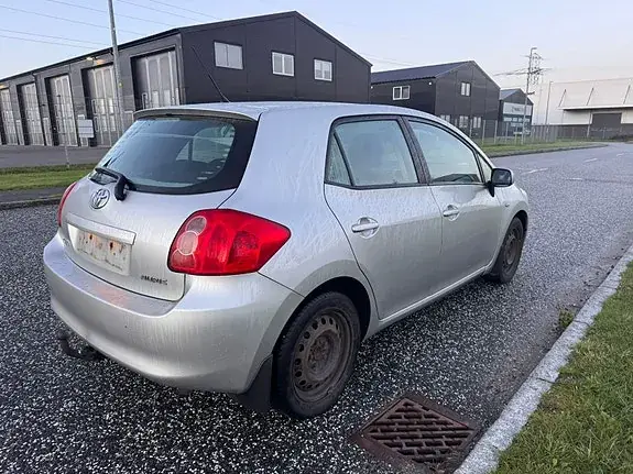 Toyota Auris 2010 photo 3