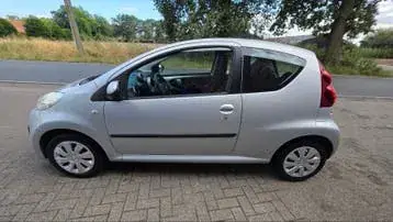 Peugeot 107 2013 photo 2