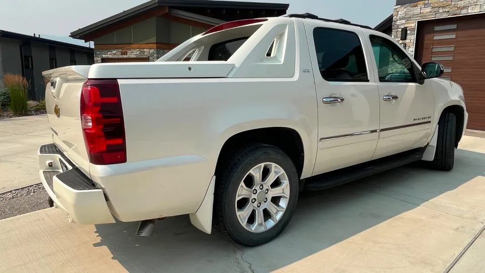 Chevrolet Avalanche 2012 photo 2