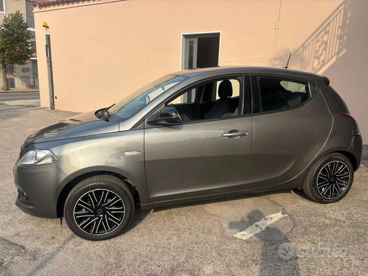 Lancia Ypsilon