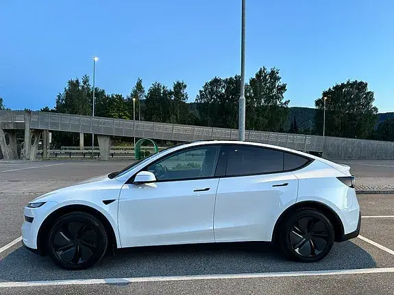 Tesla Model Y 2025 photo 4
