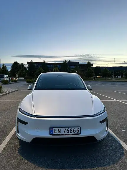Tesla Model Y 2025 photo 3