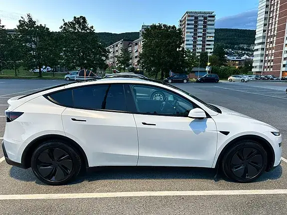 Tesla Model Y 2025 photo 5