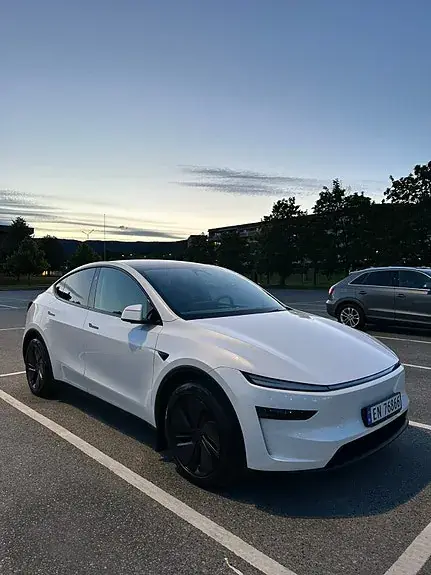 Tesla Model Y 2025 photo 2