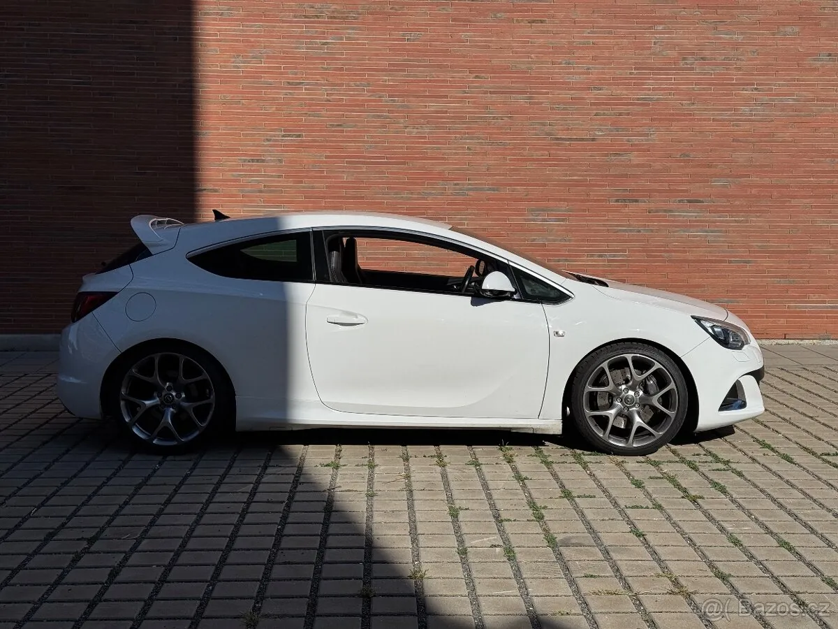 Opel Astra Gtc 2013 photo 4