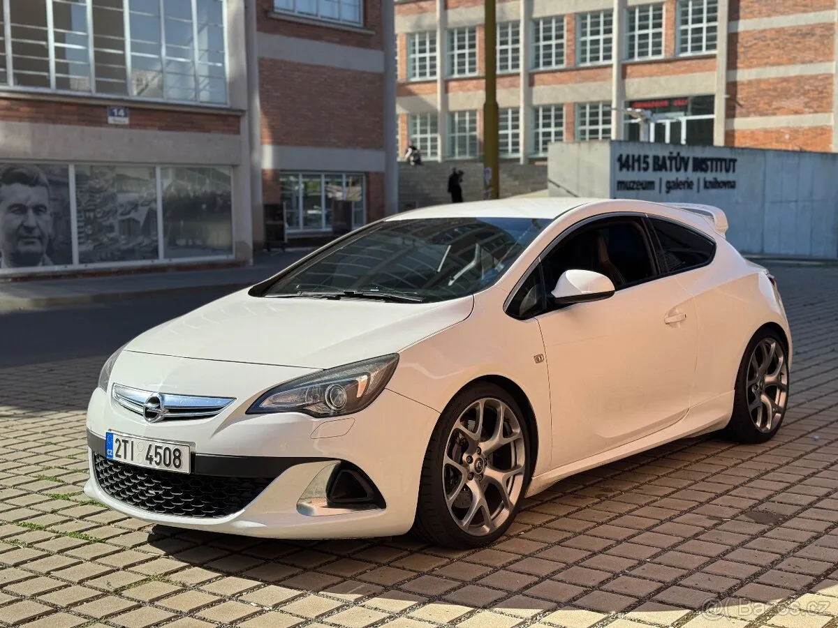 Opel Astra Gtc 2013 photo 3
