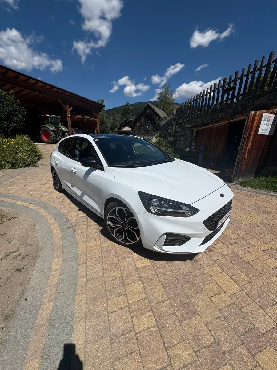 Ford Focus 2018 photo 2