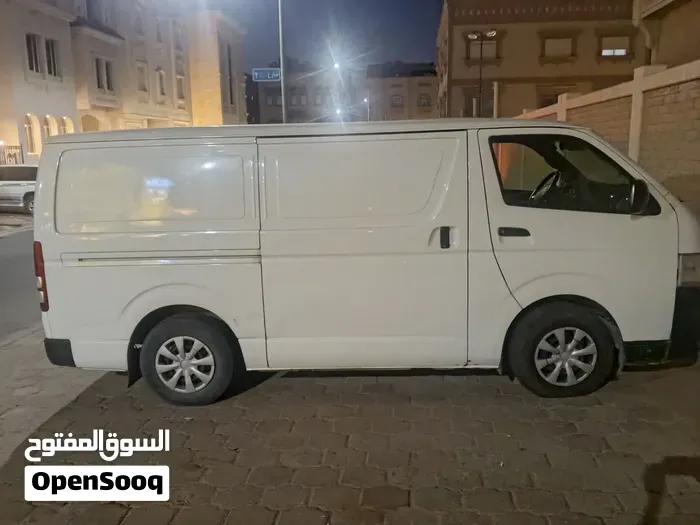 Toyota Hiace 2014 photo 2