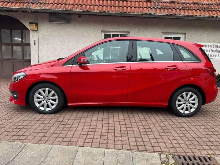 Mercedes-Benz B 180 2016 photo 2