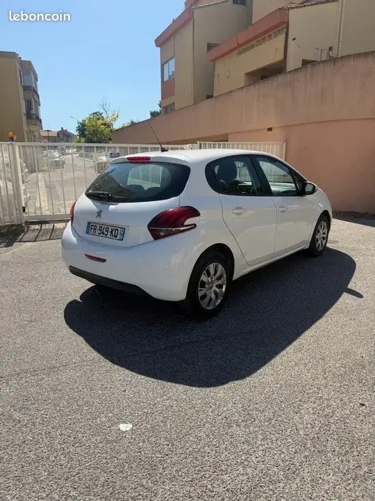 Peugeot 208 2020 photo 2