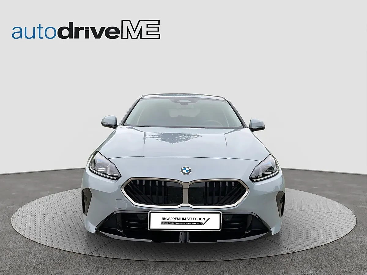 BMW 1 Series photo 2