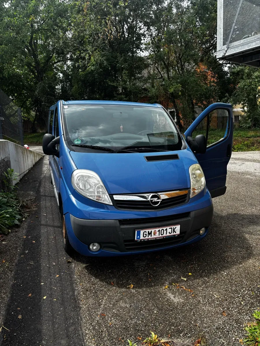 Opel Vivaro 2011 photo 2