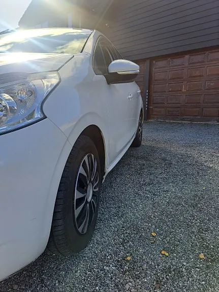 Peugeot 208 2013 photo 3
