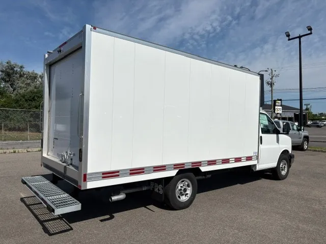 GMC Savana 2025 photo 4