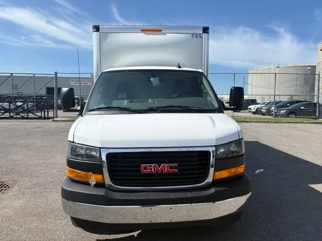 GMC Savana 2025 photo 2