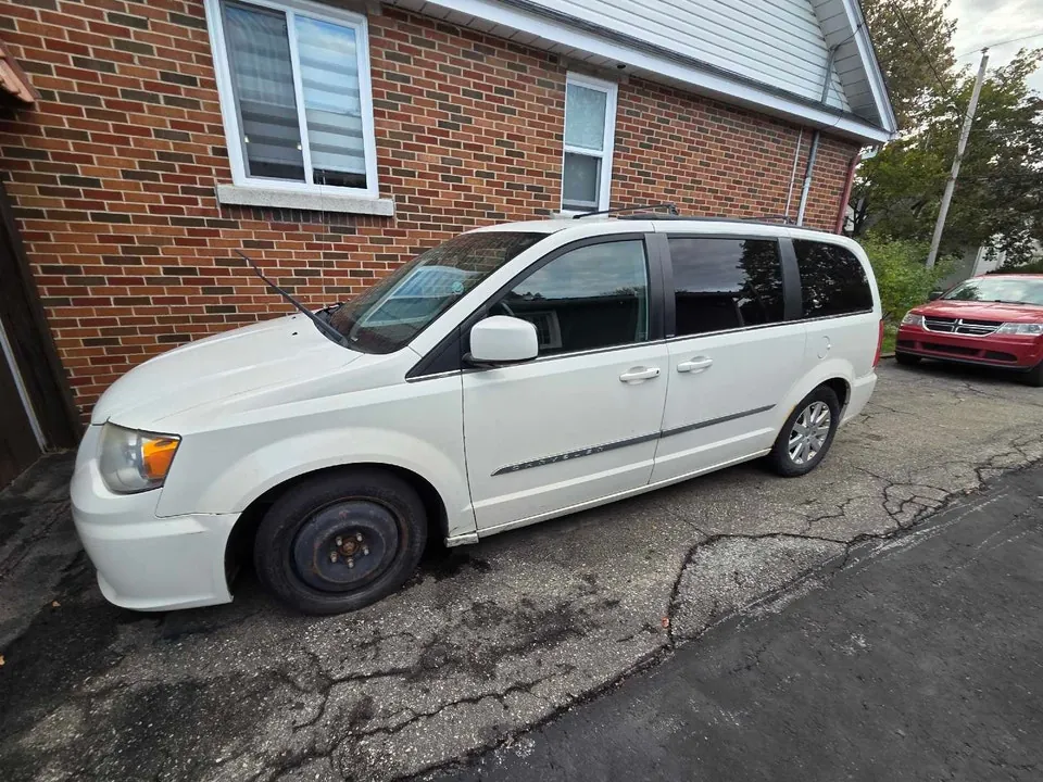 Chrysler Town And Country 2013 photo 2