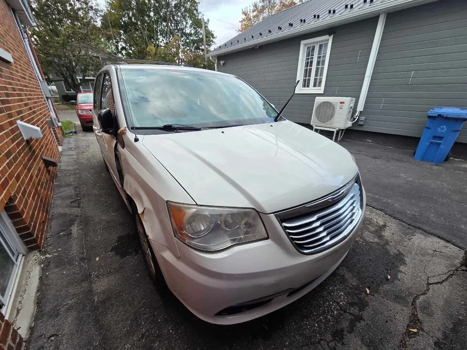 Chrysler Town And Country 2013 photo 3