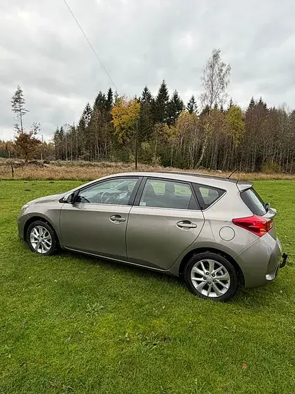 Toyota Auris 2013 photo 2