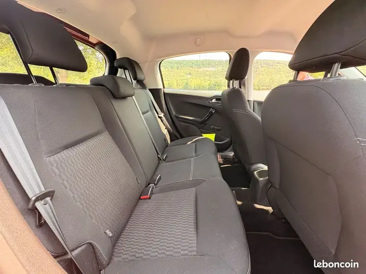 Peugeot 208 2019 photo 4