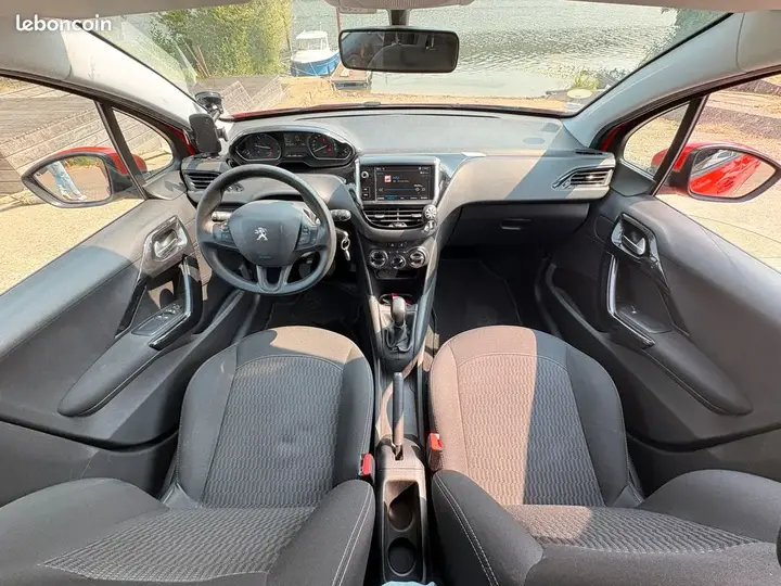 Peugeot 208 2019 photo 3