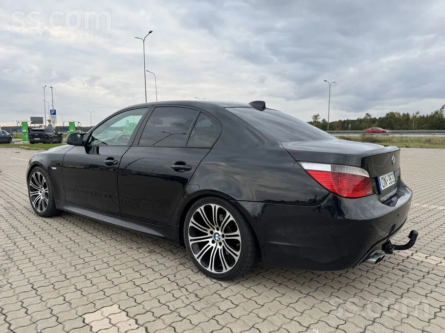 BMW E60 2003 photo 2