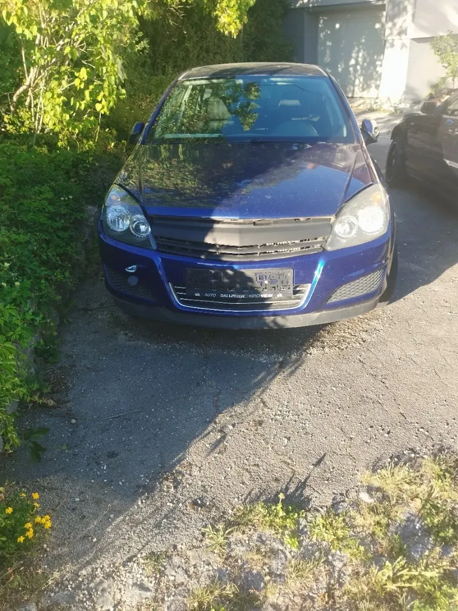 Opel Astra 2011 photo 2