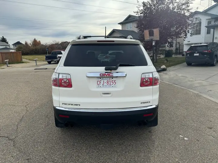 GMC Acadia 2011 photo 2