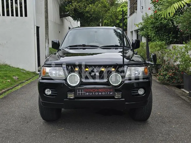 Mitsubishi Montero 2003 photo 2